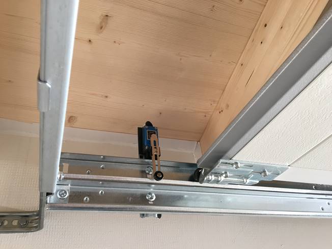 DerEndschalter für Tor offen ist ebenfalls mit einer Metallschiene